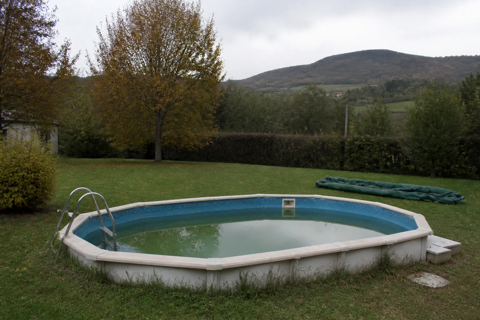 Petit bassin hors-sol en Auvergne, niveau d’eau baissé avant l’hivernage