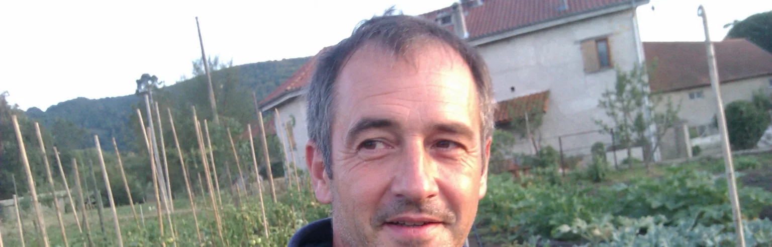 Guillaume Delattre, 48 ans, en polaire marine dans son potager en Auvergne